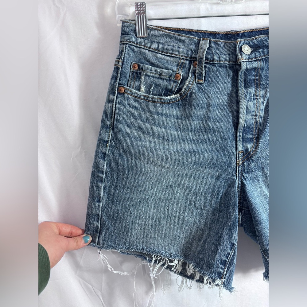 Levi 501 Distressed Mid Rise Mid Length Retro Denim Shorts Women’s Size 27 - Picture 4 of 12